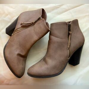 Charlotte Russe women’s beige zip up ankle boots size 8